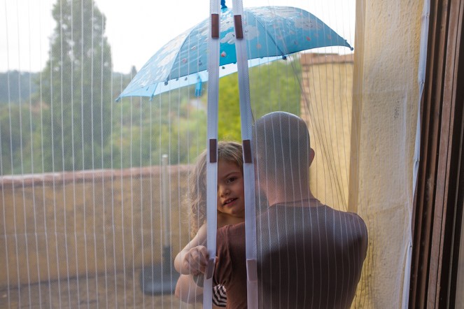 Holly & Beau Kids Friendly Magical Umbrella Color Changing in The Rain