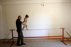 Naturalmente Crescendo tightrope walking