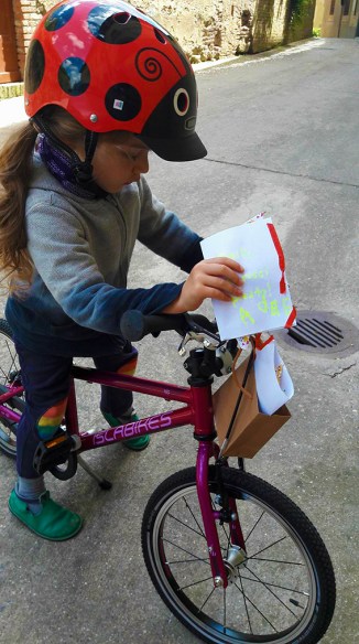 Child Deliver mail to neighbors on a bike Islabikes Cnoc 16