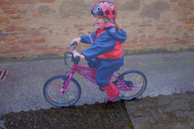 Islabikes Cnoc 16 Straw Bike Spokes Decoration Nutcase Street Helmet